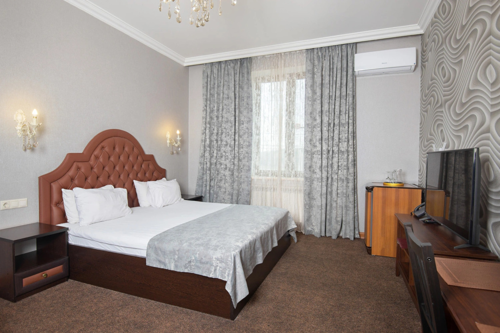 Double Junior Suite with lake view (full double bed)
