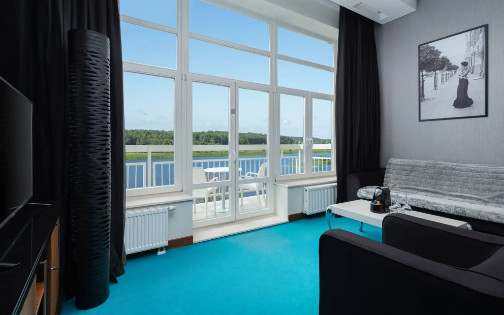 Radisson Zavidovo Hotel Room Type - Family Double Suite with balcony and with waterfront view full double bed