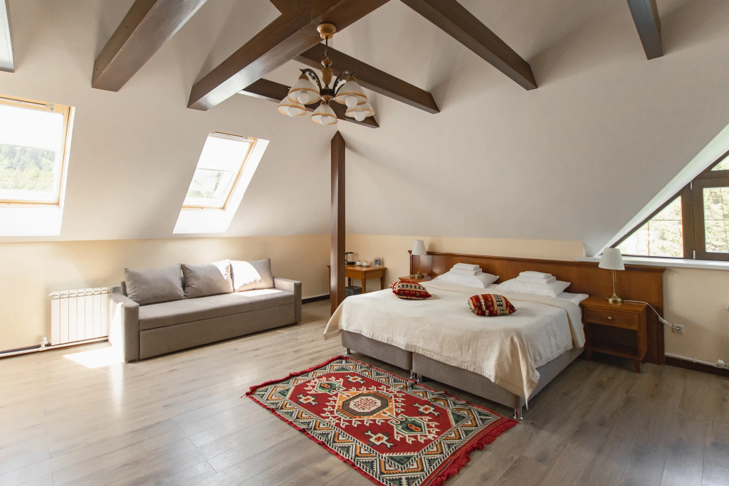 Double Attic Suite (full double bed)