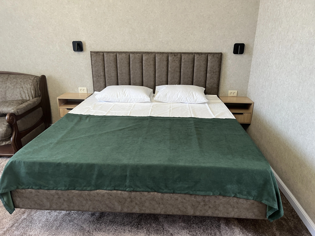 Четырёхместный номер Deluxe с балконом и с видом на бассейн в Отель Столица