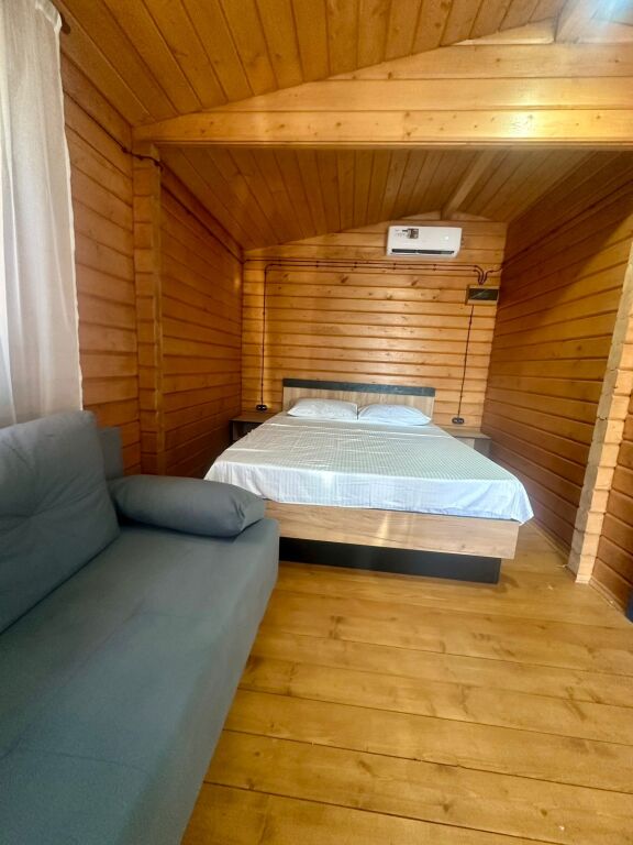 Коттедж с балконом и с красивым видом из окна в Хвоя Cottage House