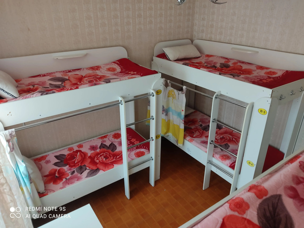 Кровать в общем номере с красивым видом из окна в На Орманова