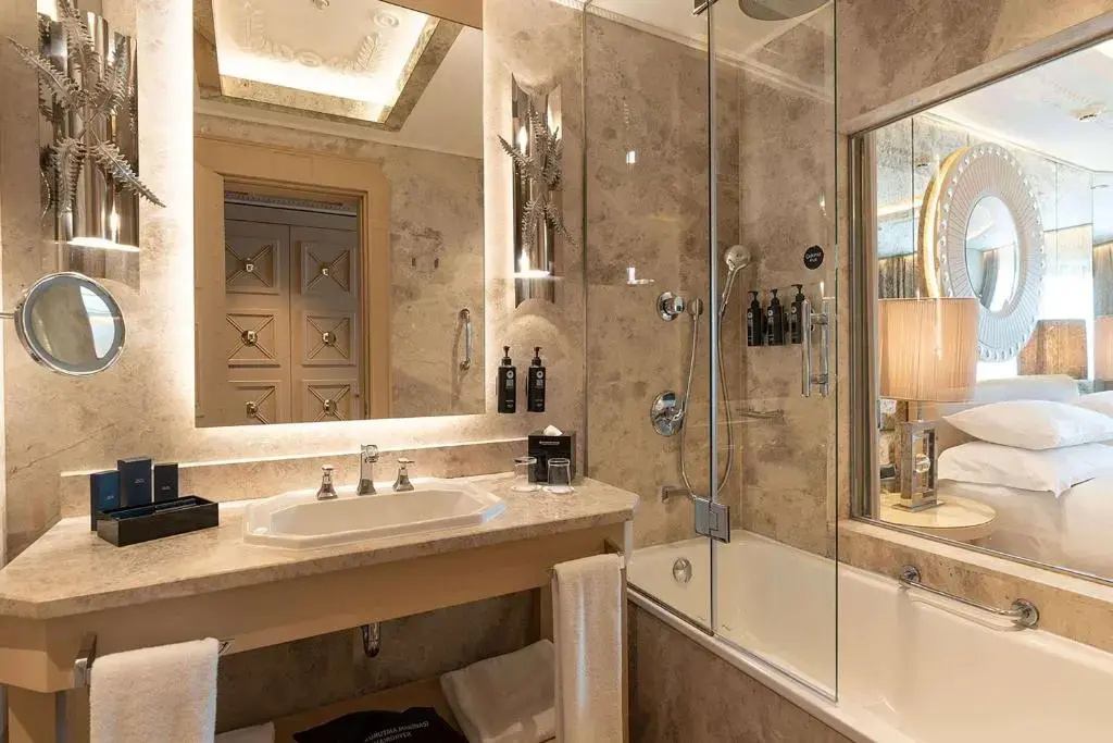 Двухместный номер Deluxe с видом на город (двуспальная кровать) в Wyndham Grand Istanbul Kalamis Marina