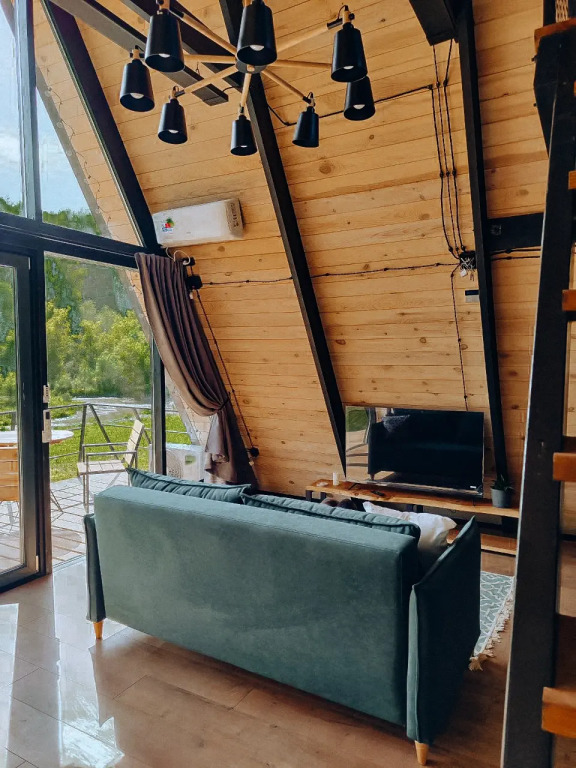 Шале А-фрейм с панорамным остеклением и террасой - фото 9