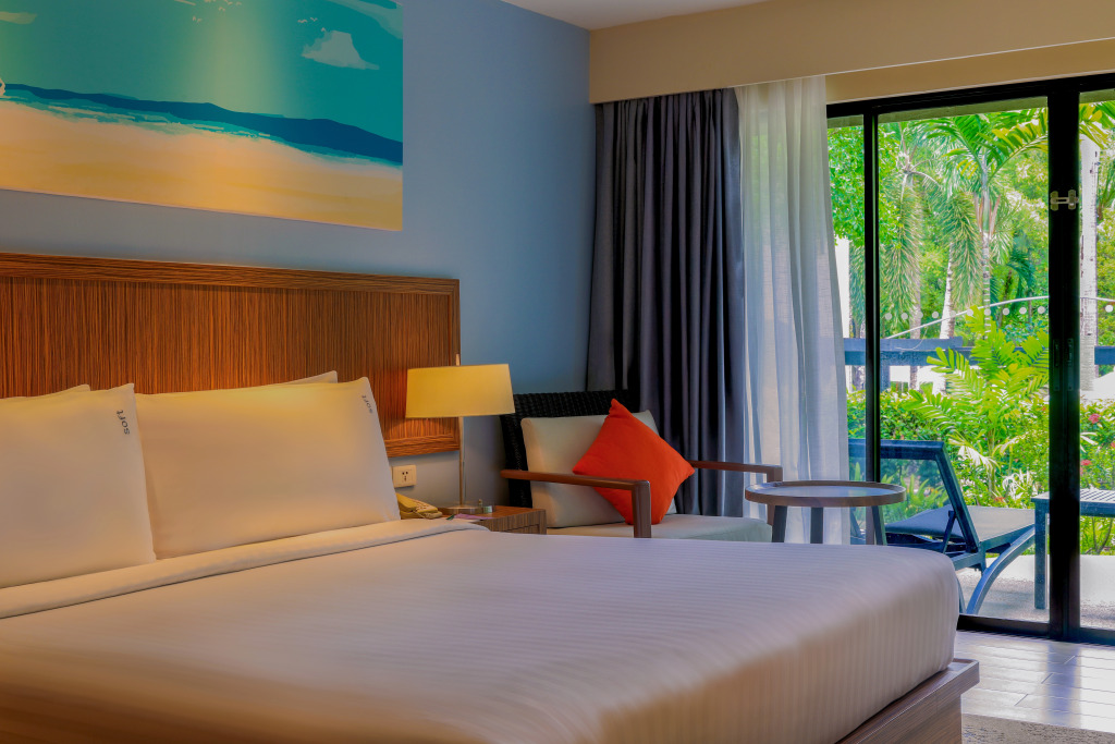 Двухместный люкс с балконом двуспальная кровать в Holiday Inn Resort Phuket Surin Beach, an IHG Hotel