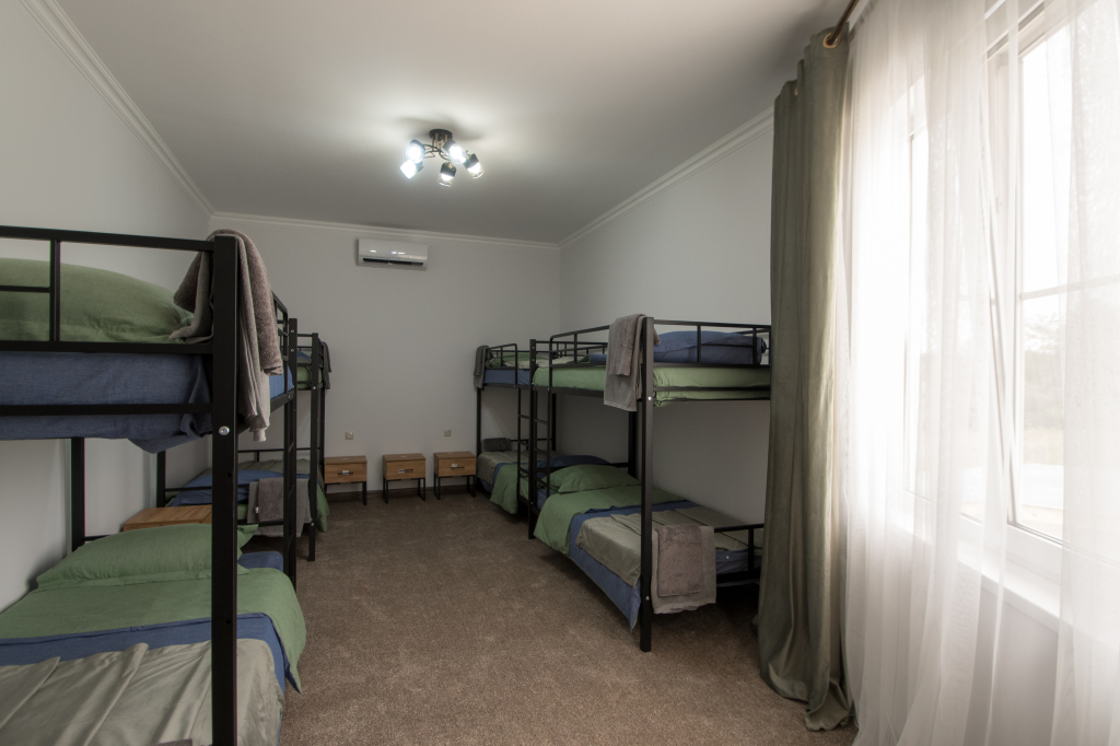 Кровать в общем номере с балконом и с красивым видом из окна в Rodnik village&SPA