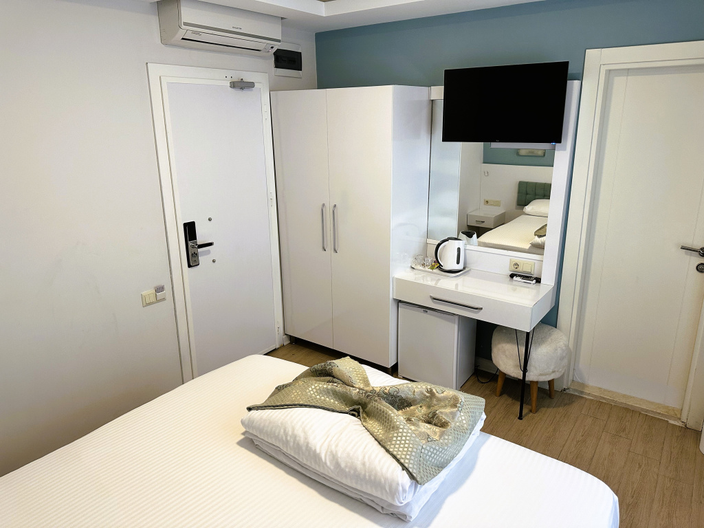 Deluxe Double room with balcony (full double bed)