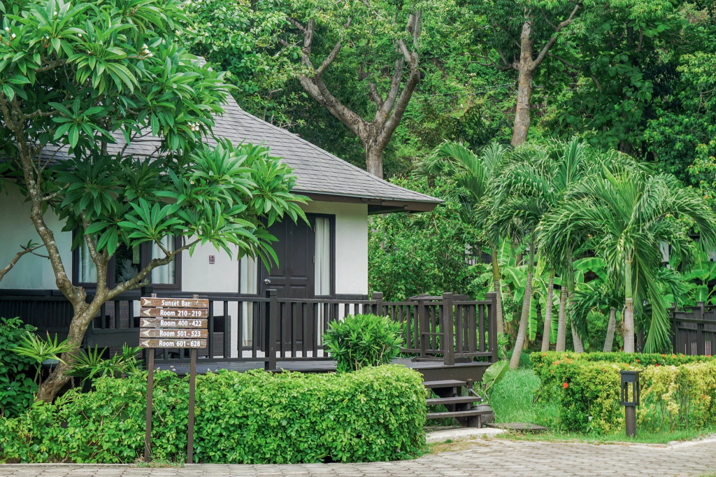 Двухместное бунгало с балконом и с видом на сад двуспальная кровать в Phi Phi Holiday Resort – SHA Extra Plus