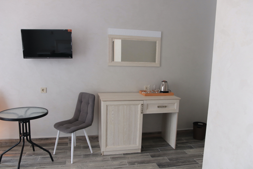 Четырёхместный люкс с 2 комнатами с балконом и с красивым видом из окна в Вилла Абхазия