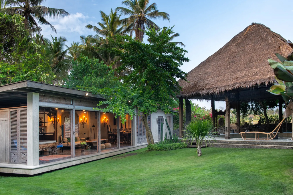 2 Bedrooms Villa
