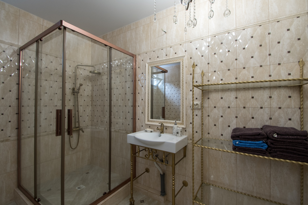 Четырёхместные апартаменты с балконом и с красивым видом из окна в Rodnik village&SPA