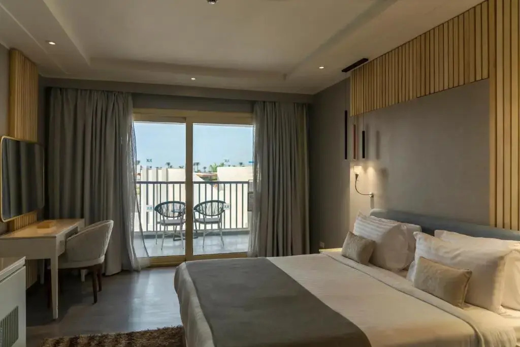 Люкс Posh Club Executive Jacuzzi с балконом в Sunrise Crystal Bay Resort