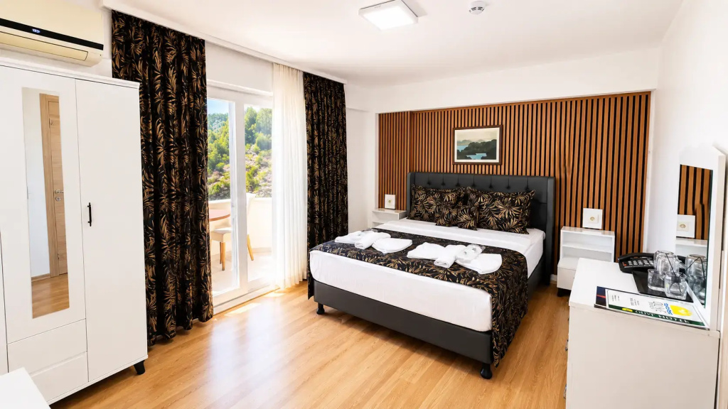 Standard Double room with balcony (full double bed)