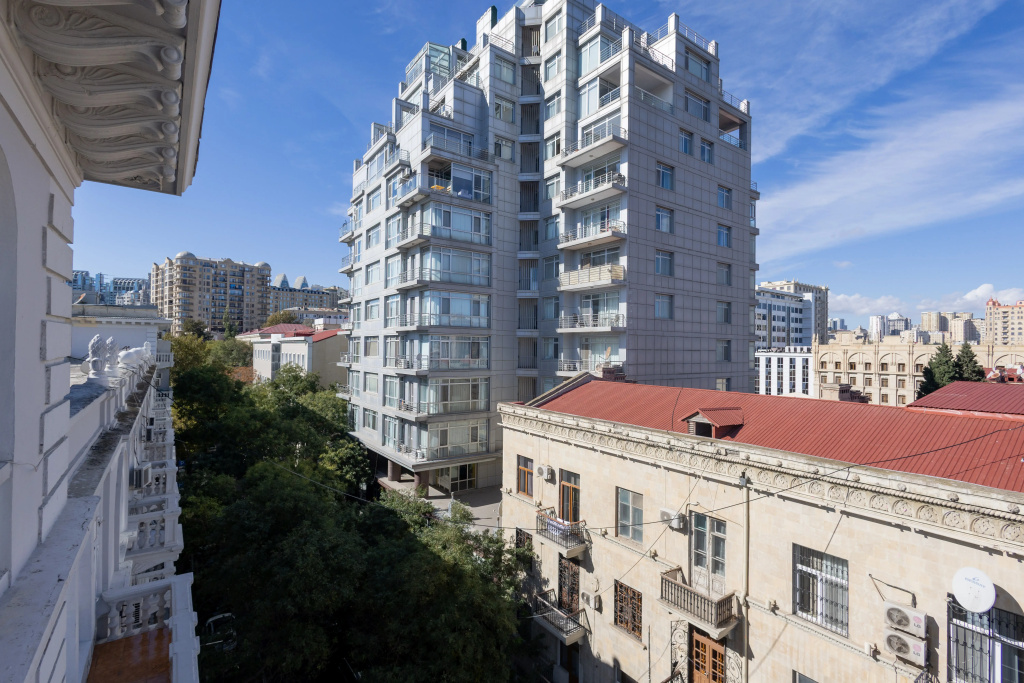 Uyutnaya Na Ulitse Nizami S Prekrasnym Balkonom Vykhodyaschim V Gorod M3 Apartments