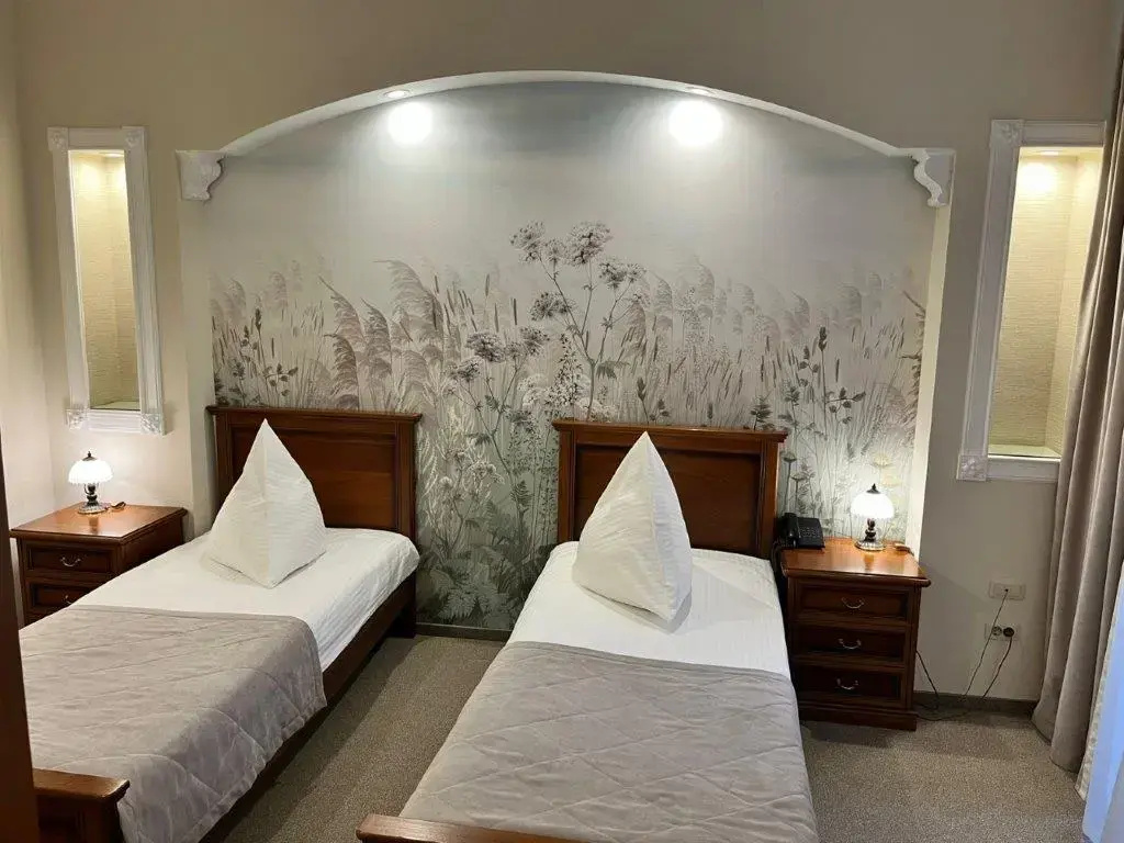 Gloria Mini-Hotel Room Type - Double Junior Suite with balcony and with courtyard view twin beds