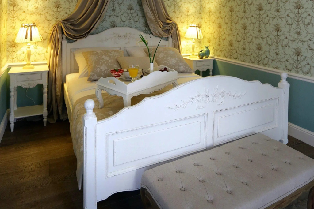Living quartes Iris Room Type - Bridal Double Suite full double bed