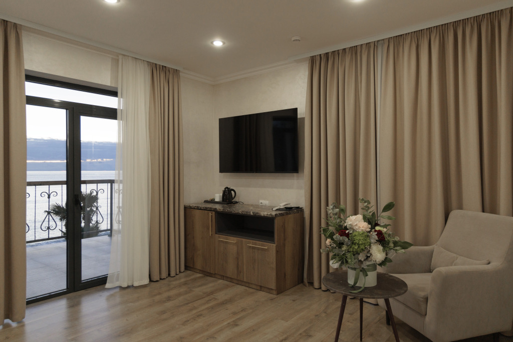 Двухместный люкс с 2 комнатами с балконом и с видом на море двуспальная кровать в Нарт