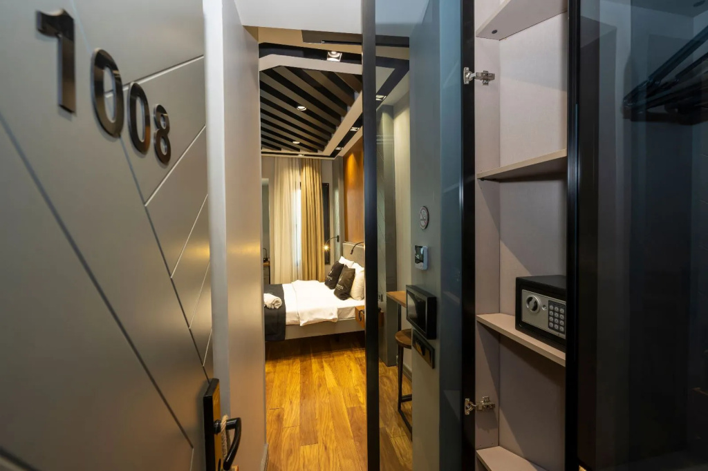 Deluxe Double room with city view (full double bed)