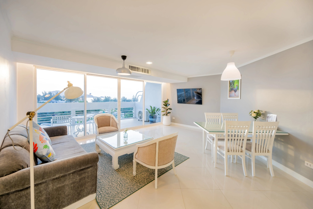 Четырёхместный люкс семейный Premium с балконом в Andaman Beach Suites Hotel