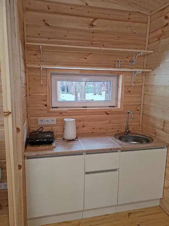 Двухместный коттедж Comfort с красивым видом из окна двуспальная кровать в Vinder Village