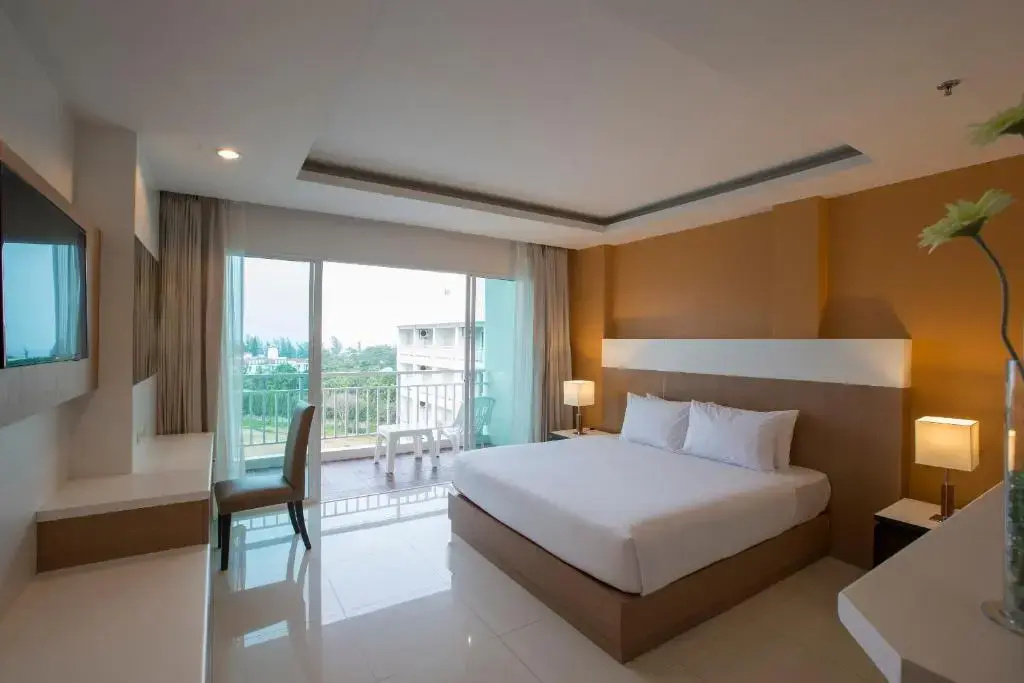 Deluxe Double room with balcony and with pool view (full double bed)