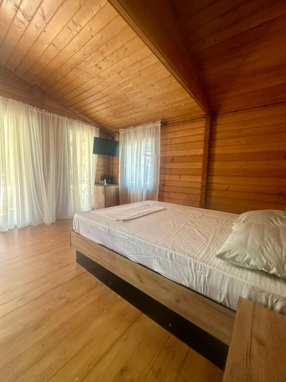 Семейный коттедж с красивым видом из окна в Хвоя Cottage House