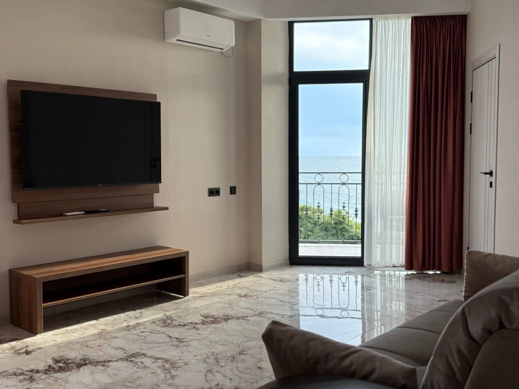 Двухместный люкс с балконом и с красивым видом из окна двуспальная кровать в Лучезарный