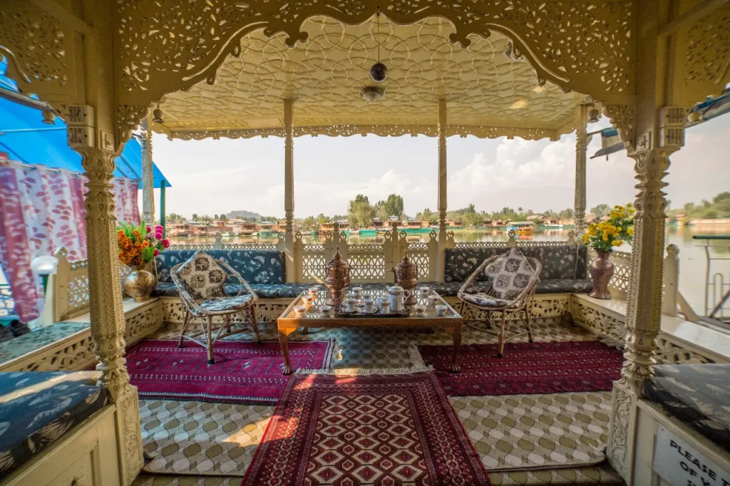 Swan Group Of Houseboats Hotel