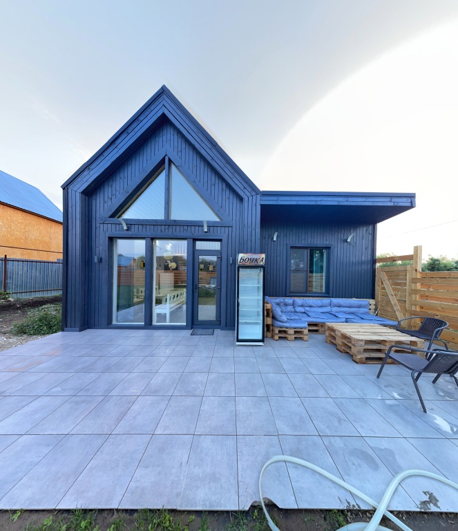 Коттедж с 4 комнатами с красивым видом из окна в Черный дом