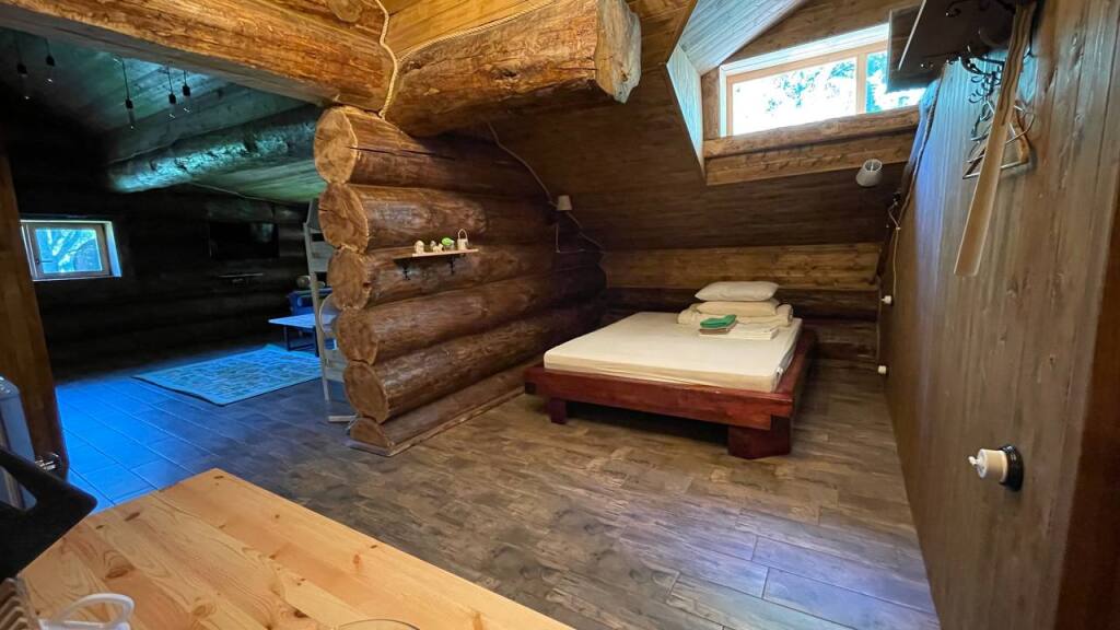 Четырёхместный номер №4 с красивым видом из окна в Дубки