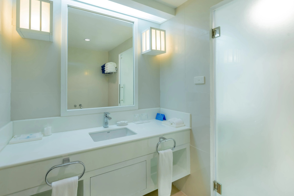 Четырёхместный люкс семейный Premium с балконом в Andaman Beach Suites Hotel