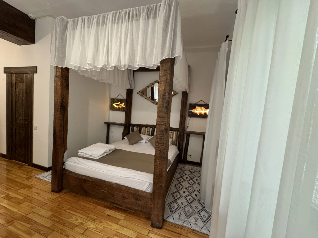 Двухместный полулюкс с балконом и с красивым видом из окна двуспальная кровать в Rybinka