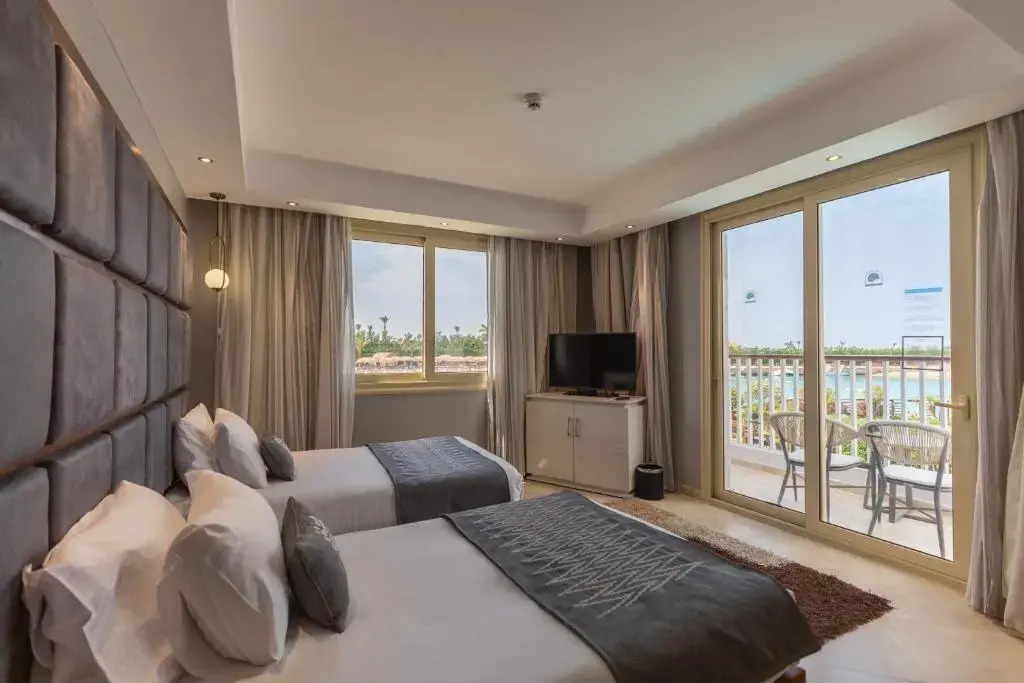 Люкс Posh Club Jacuzzi с балконом в Sunrise Crystal Bay Resort