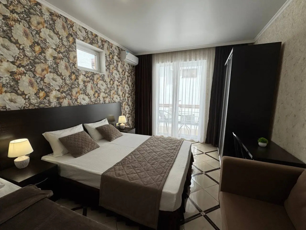 Четырёхместный номер Comfort с балконом в Милена