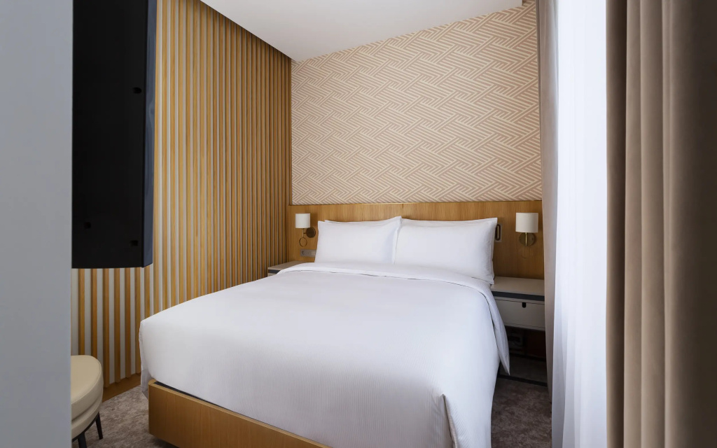 DoubleTree Moscow Arbat Hotel Room Type - Double Junior Suite with city view full double bed