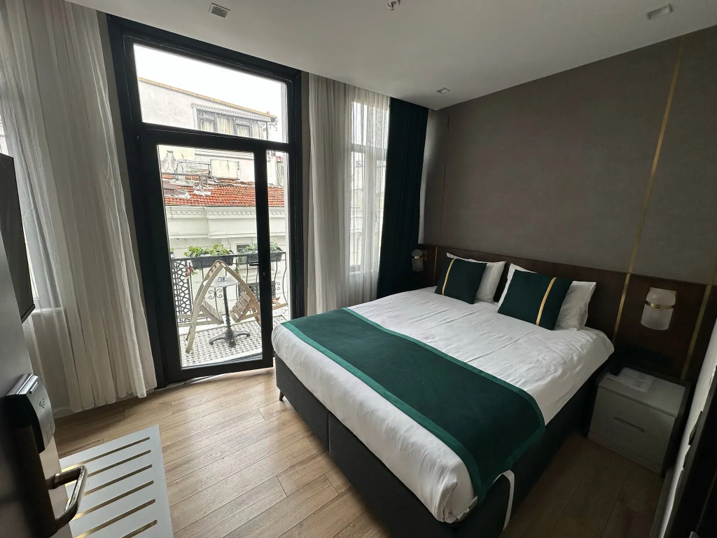 1 Bedroom Balcony Double room with balcony and with city view (full double bed)