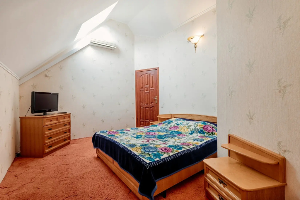 2 Bedrooms Standard Double Attic room with park view (full double bed)