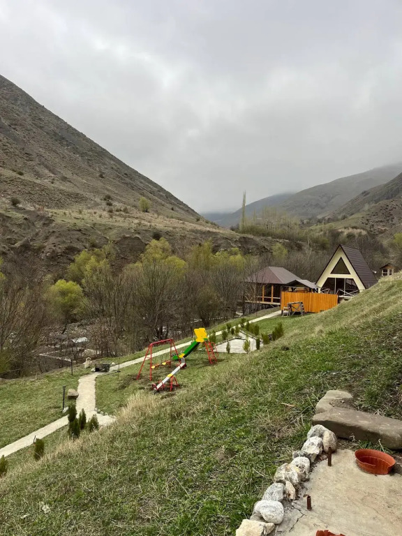 Люкс с балконом и с красивым видом из окна в Горный Тур