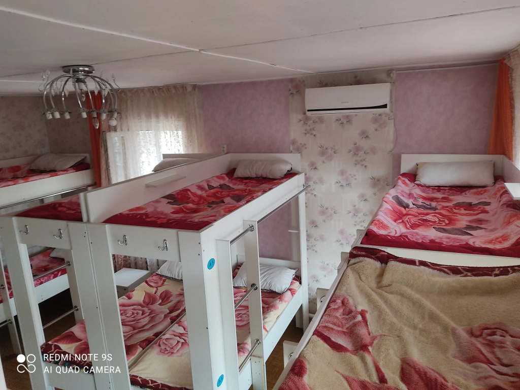 Кровать в общем номере с красивым видом из окна в На Орманова