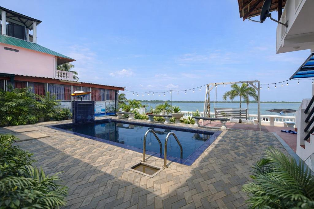 Dinuda Lagoon Hotel