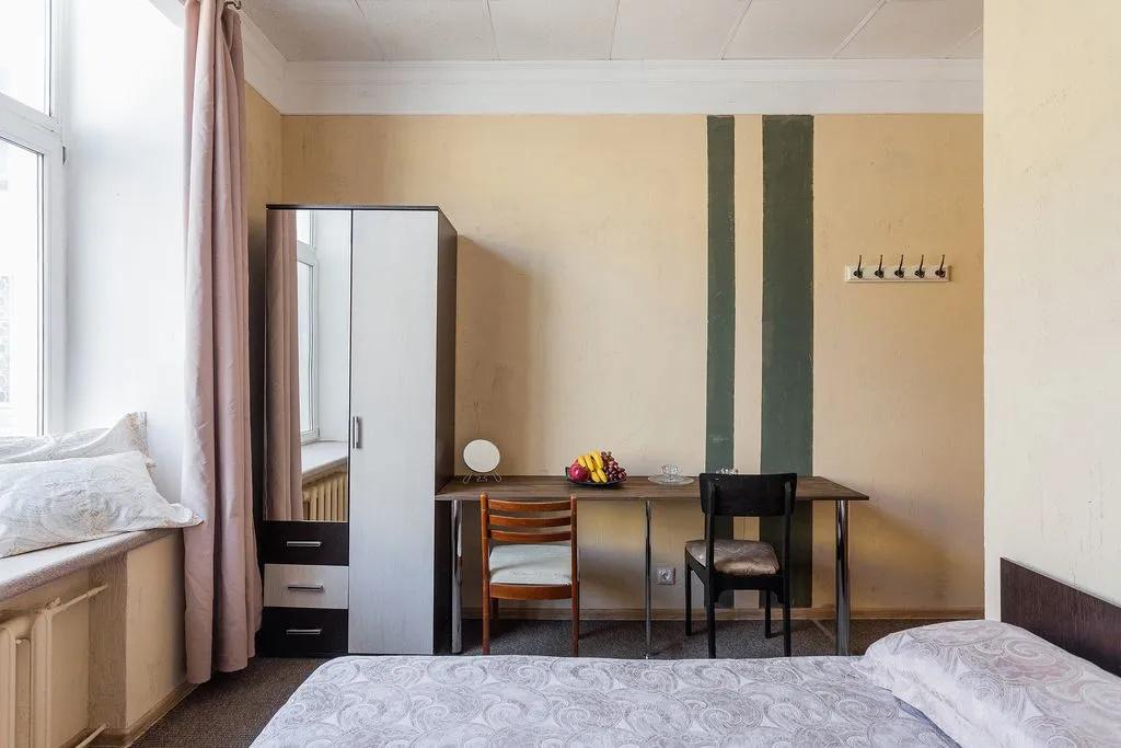 Rooms 1/10 Living quarters — 5