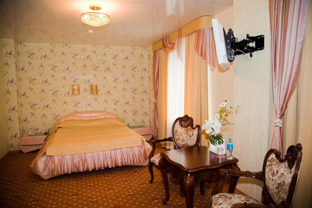 Double Junior Suite with courtyard view (full double bed)