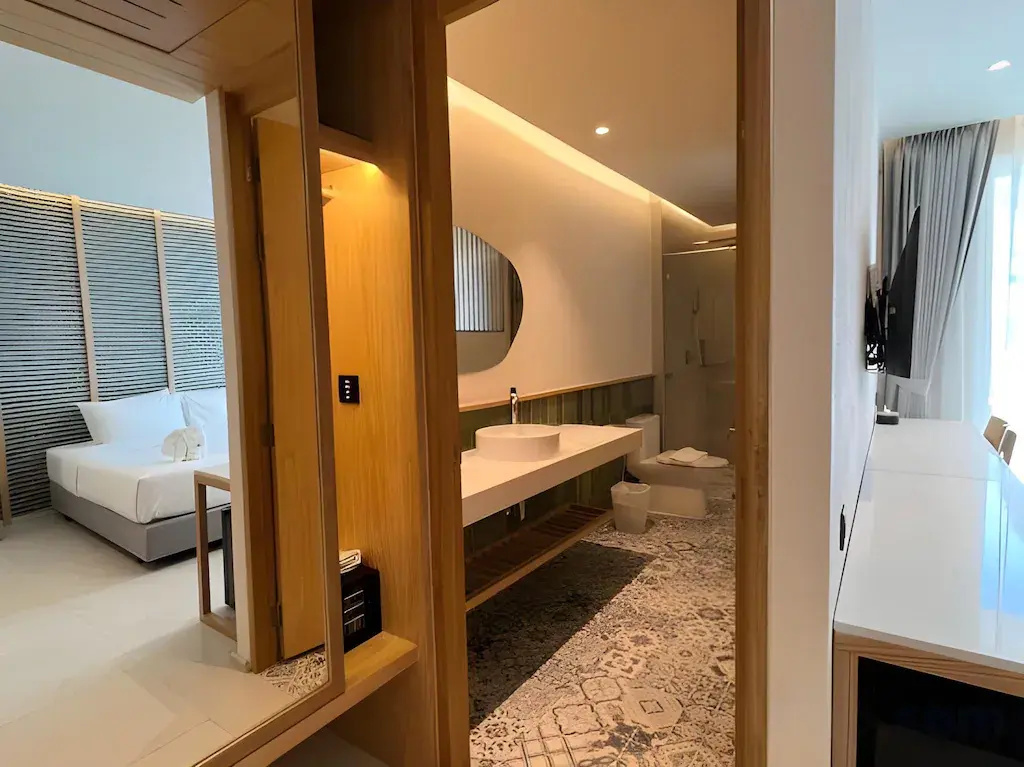Deluxe Avenue Wing Double room with balcony (full double bed)