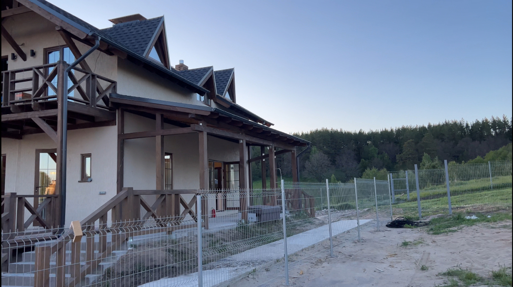 Коттедж Superior с балконом и с красивым видом из окна в Горки