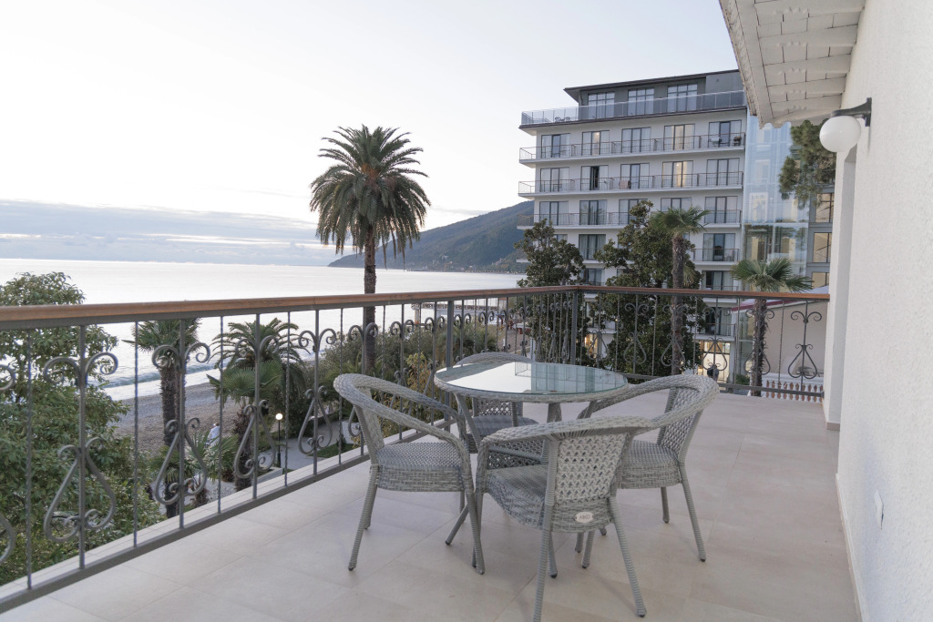 Двухместный люкс с 2 комнатами с балконом и с видом на море двуспальная кровать в Нарт