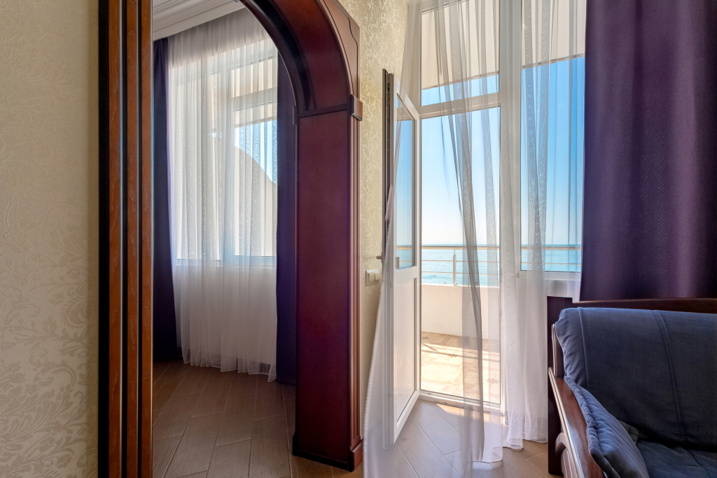 Полулюкс с 2 комнатами с балконом и с видом на море в Лучезарный