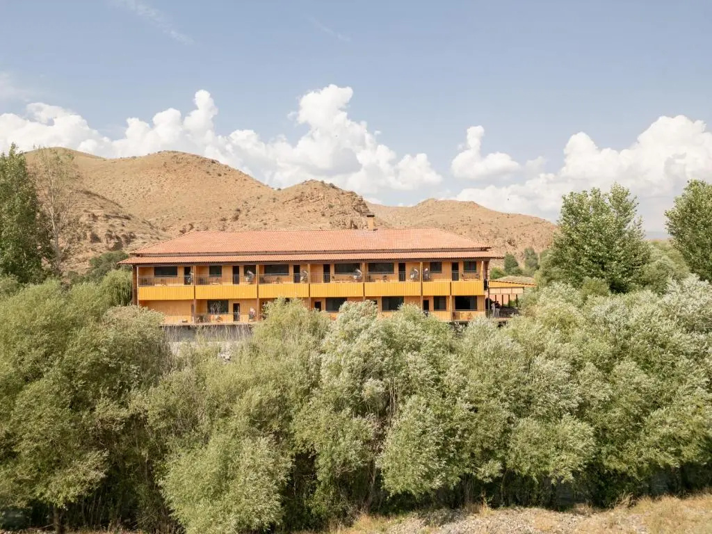 Lchak Hotel