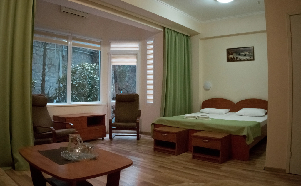 Superior Double room with courtyard view (full double bed)