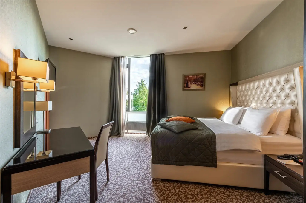 2 Bedrooms Double Suite with lake view full double bed