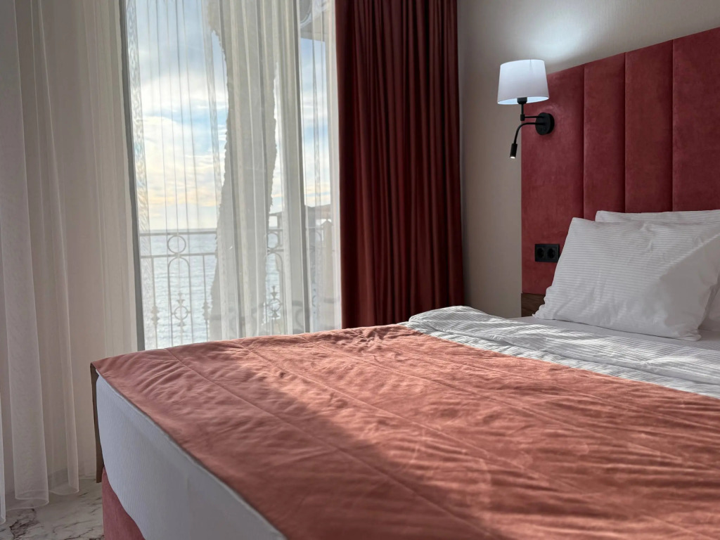 Двухместный люкс с балконом и с красивым видом из окна двуспальная кровать в Лучезарный